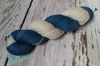 *Indigo-Blau / weiß* Merino 150g von Chester Wool Co